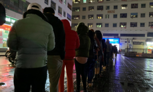 Dân Hà Nội xếp hàng trong đêm mưa rét chờ mua khẩu trang