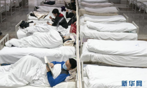 Bệnh viện ca bin di động Vũ Hán tiếp nhận ca bệnh đầu tiên: Bệnh nhân bình thản đọc sách