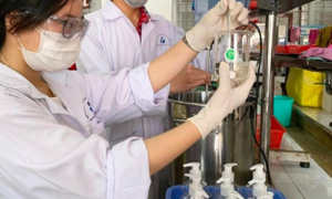 Các trường đại học 'đua nhau' tự chế nước rửa tay sát khuẩn tránh virus corona