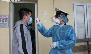 Ảnh: Quảng Ninh kiểm soát thân nhiệt từng người dân từ Móng Cái vào nội địa