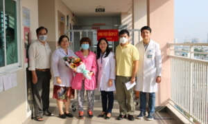 Sau khi được chữa khỏi virus corona, Li Zichao đến bệnh viện đón mẹ