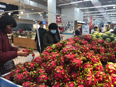 Siêu thị bắt đầu bán 'giải cứu' thanh long, dưa hấu bị ùn ứ do corona