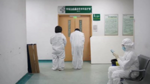 Bố mẹ, người vợ mang thai của bác sỹ cảnh báo virus corona vừa qua đời đều nhiễm bệnh