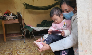 Cháu bé nhỏ tuổi nhất trong khu cách ly phòng dịch corona tại Lạng Sơn