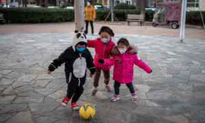 Phụ huynh chật vật tìm cách trông trẻ vì virus corona