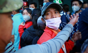 Video: Đi từ 3h sáng, vượt 50 km để mua 2 hộp khẩu trang tại TP.HCM