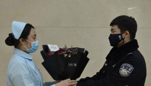 Video: Chàng cảnh sát vội vã trao nhẫn cưới cho nữ y tá trước khi vào khu cách ly