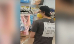 2 người Mỹ bị phạt 10.000USD vì đeo biển 'tôi bị nhiễm corona'