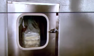 Cách chuyển thức ăn trong bệnh viện dã chiến ở Trung Quốc ra sao?