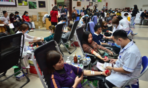 Khan hiếm máu do dịch corona, dân Hà Nội kéo nhau đi hiến máu