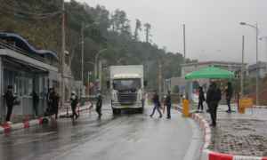  Tài xế sợ bị cách ly 14 ngày, cửa khẩu Hữu Nghị ít xe thông quan