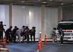 Tổng Tư lệnh Thái Lan khóc xin lỗi dân vụ binh sĩ xả súng làm 29 người chết