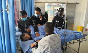 Cảnh sát Trung Quốc làm việc đến kiệt sức trong mùa dịch corona