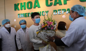 Video: Giây phút ba bệnh nhân từng nhiễm virus corona ở Vĩnh Phúc xuất viện