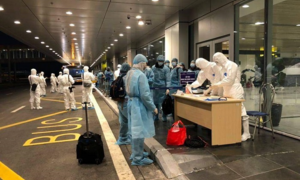 Chuyến bay đặc biệt đưa 30 người Việt từ vùng dịch Vũ Hán hạ cánh xuống sân bay Vân Đồn