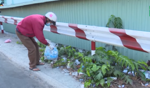 Video: Cụ ông 70 tuổi tình nguyện thu gom rác khẩu trang mùa dịch bệnh