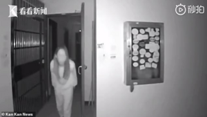 Cố tình nhổ nước bọt vào tay nắm cửa nhà hàng xóm, người phụ nữ ở Vũ Hán gây phẫn nộ