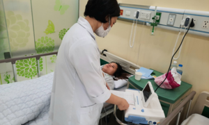 Băng huyết sau sinh mổ, sản phụ được 5 y bác sĩ hiến máu cứu trong đêm