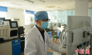 Chồng ra tiền tuyến chống dịch, đau lòng để vợ một mình chống chọi với ung thư