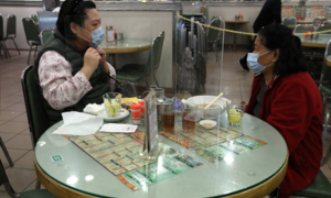 Ngăn dịch Covid-19, nhà hàng Hong Kong đặt tấm chắn trên bàn ăn cho khách