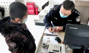 Cậu bé 9 tuổi quyên góp toàn bộ tiền tiết kiệm gửi bệnh viện Vũ Hán 