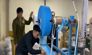 Phát hiện xưởng sản xuất khẩu trang kháng khuẩn bằng giấy vệ sinh ở Hà Nội