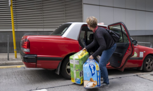 Dịch Covid-19: Giấy vệ sinh ở Hong Kong và Singapore quý hơn cả rượu