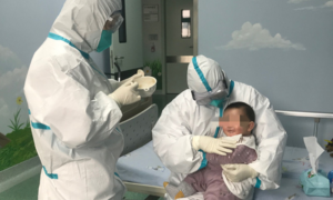 Trẻ em nhiễm Covid-19 ở Việt Nam được điều trị thế nào?