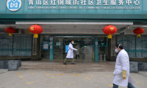 Bị nghi là nguồn lây nhiễm, bác sỹ Vũ Hán vẫn cố điều trị cho bệnh nhân