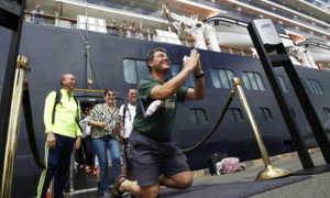 Dịch Covid-19: Du khách trên du thuyền bị 'hắt hủi' quỳ gối cảm ơn khi được lên bờ