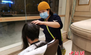 Thợ cắt tóc bật khóc khi cạo trọc đầu cho nữ nhân viên y tế Vũ Hán