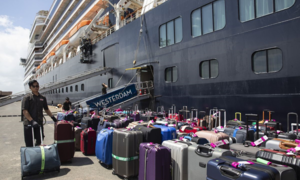 Nhiều hành khách trên du thuyền bị ‘hắt hủi’ không được lên máy bay về nước do nghi tiếp xúc với công dân Mỹ nhiễm Covid-19 