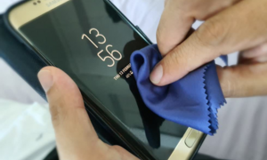 Vệ sinh điện thoại quan trọng hơn đeo khẩu trang?