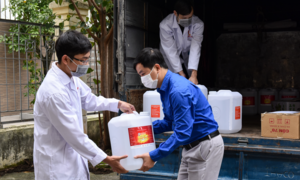 ĐH Bách khoa Hà Nội tặng 500 lít dung dịch sát khuẩn cho dân vùng 'tâm dịch' Vĩnh Phúc