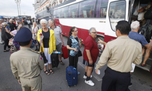 Tài xế lo nhiễm bệnh từ cụ bà Mỹ trên du thuyền cập cảng Campuchia