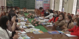 Video: Thầy cô bận rộn soạn giáo án, dọn trường lớp, sẵn sàng đón học sinh trở lại