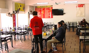 Video: Nhà hàng 'đìu hiu' vắng khách, chuyển bán online vì Covid-19