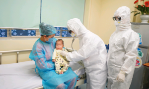 Video, ảnh: Khoảnh khắc bệnh nhân nhiễm Covid-19 nhỏ tuổi nhất Việt Nam ra viện 