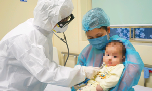 Bé 3 tháng tuổi - bệnh nhân nhiễm Covid-19 nhỏ tuổi nhất Việt Nam xuất viện