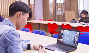 Video: Sinh viên hào hứng với giảng đường online mùa dịch Covid-19