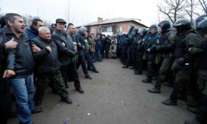 Ukraine: Đám đông đốt phá, ném đá đoàn xe chở người sơ tán về từ Vũ Hán