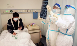 'Không có bằng chứng cho thấy COVID-19 lây nhiễm qua da'