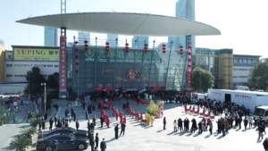 Giữa dịch Covid-19, chợ lớn nhất thế giới ở Trung Quốc mở cửa lại