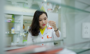 Video: Nữ kỹ sư trẻ ở Vĩnh Phúc bỏ tiền túi pha chế dung dịch sát khuẩn tặng người dân