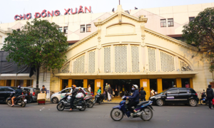 'Đói' hàng, vắng khách, tiểu thương chợ Đồng Xuân chỉ bán hàng nửa buổi