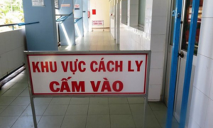 Hai người tự nguyện vào khu cách ly Covid-19 của Hà Nội