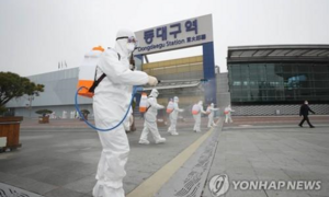 Nữ bệnh nhân Hàn Quốc nhiễm Covid-19 nhổ nước bọt vào nhân viên y tế