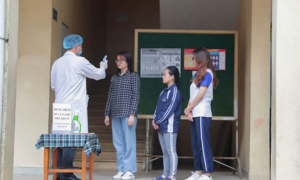 Sinh viên được kiểm tra thân nhiệt, hướng dẫn đeo khẩu trang khi trở lại trường 