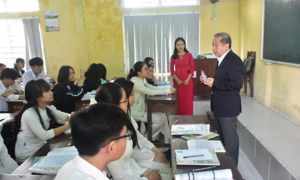 Học sinh đi học trở lại, Chủ tịch Thừa Thiên - Huế đến tận lớp tuyên truyền phòng Covid-19