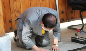 Video: Giáo chủ Tân Thiên Địa quỳ gối, dập đầu mong dân Hàn Quốc tha thứ